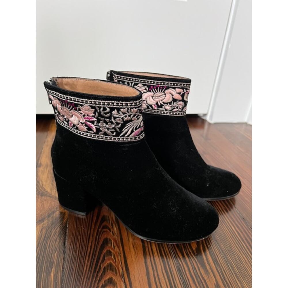 Bettye Sibyl 3 Womens 7M Black Ankle Boots Embroidered Velvet Block Heel
